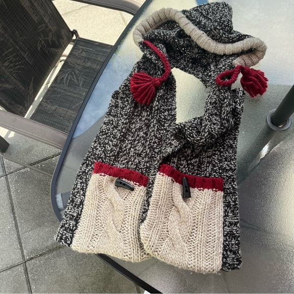 Roots Cabin Hooded Scarf With Pockets And Toggles - New With Tags - Picture 1 of 7